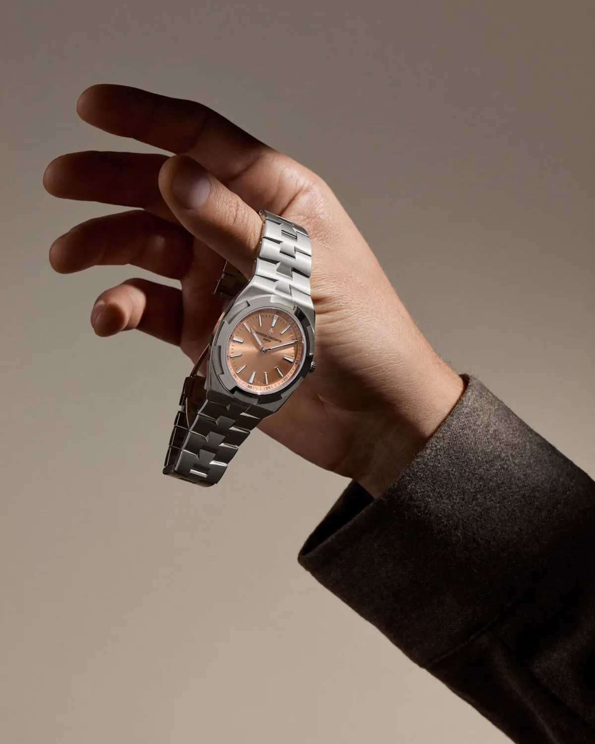 Salmon dial of Vacheron Overseas Ultra-Thin