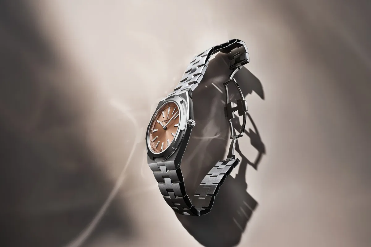 Comparison of Nautilus 5610 and Overseas Ultra-Thin cases