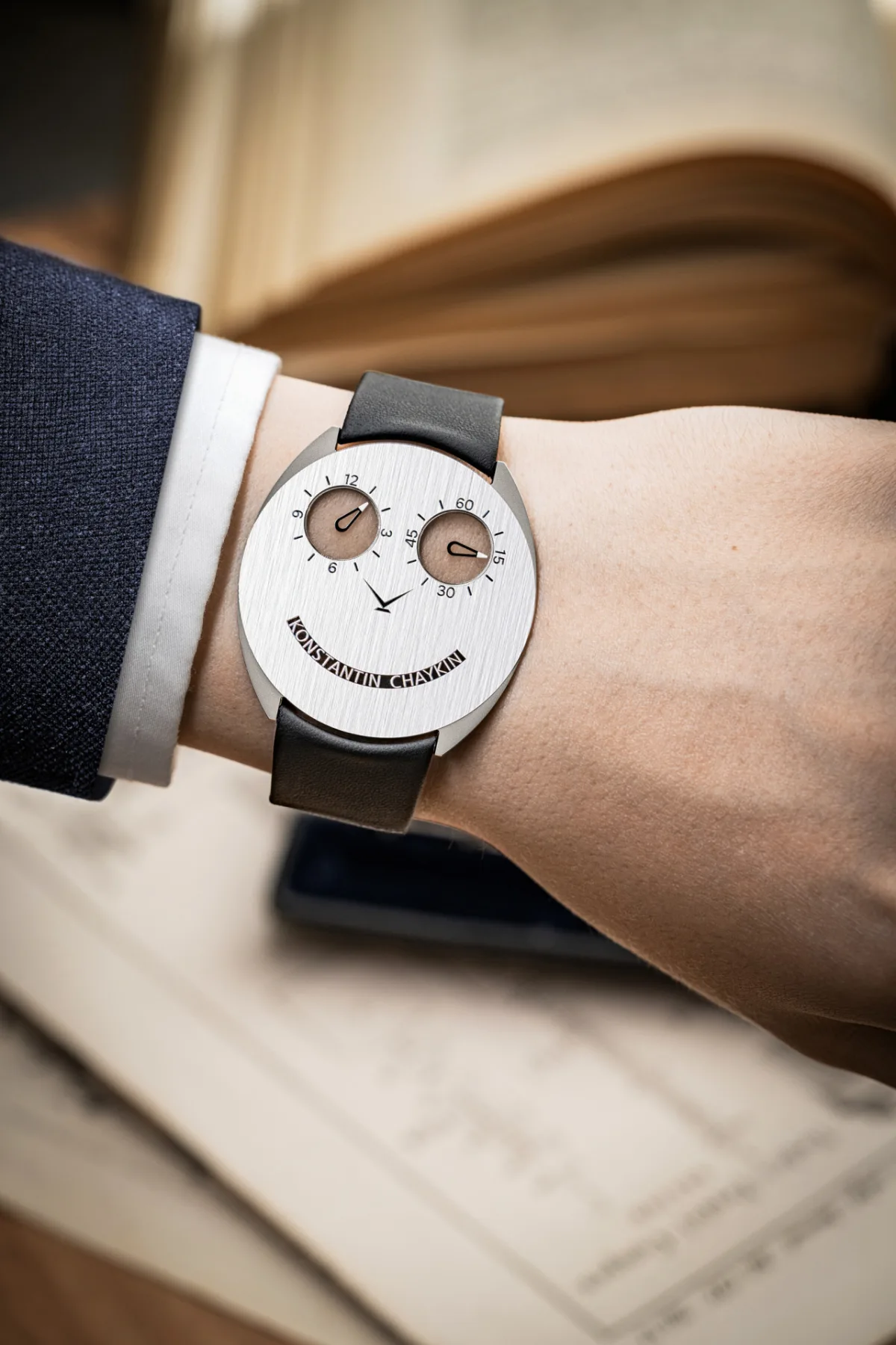 Historical reference to Swiss engineers' thin watch designs