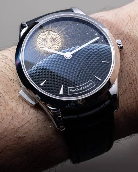 Day/night indicator on Van Cleef & Arpels Midnight Jour Nuit Phase de Lune