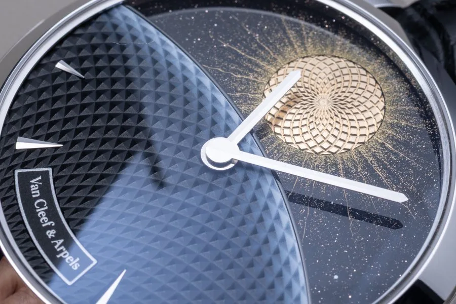 Automatic rotor and engraved back of Van Cleef & Arpels Midnight Jour Nuit Phase de Lune