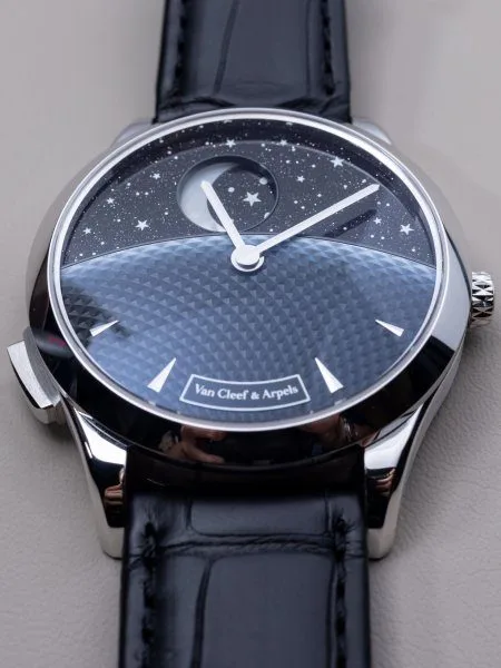 Detailed dial design of Van Cleef & Arpels Midnight Jour Nuit Phase de Lune