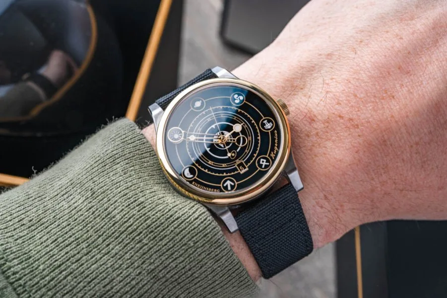 Kneijnsberg Hugenius on textile strap