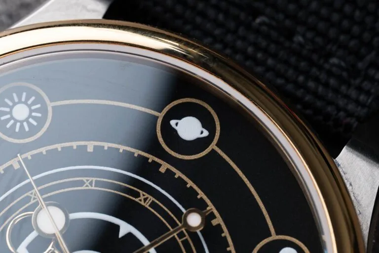 Date window on Kneijnsberg Hugenius dial