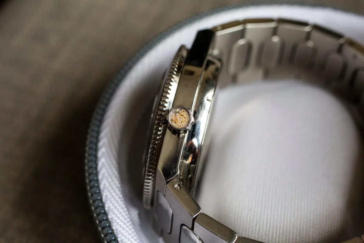 Close-up of dual-ring bezel on Bausele Elemental