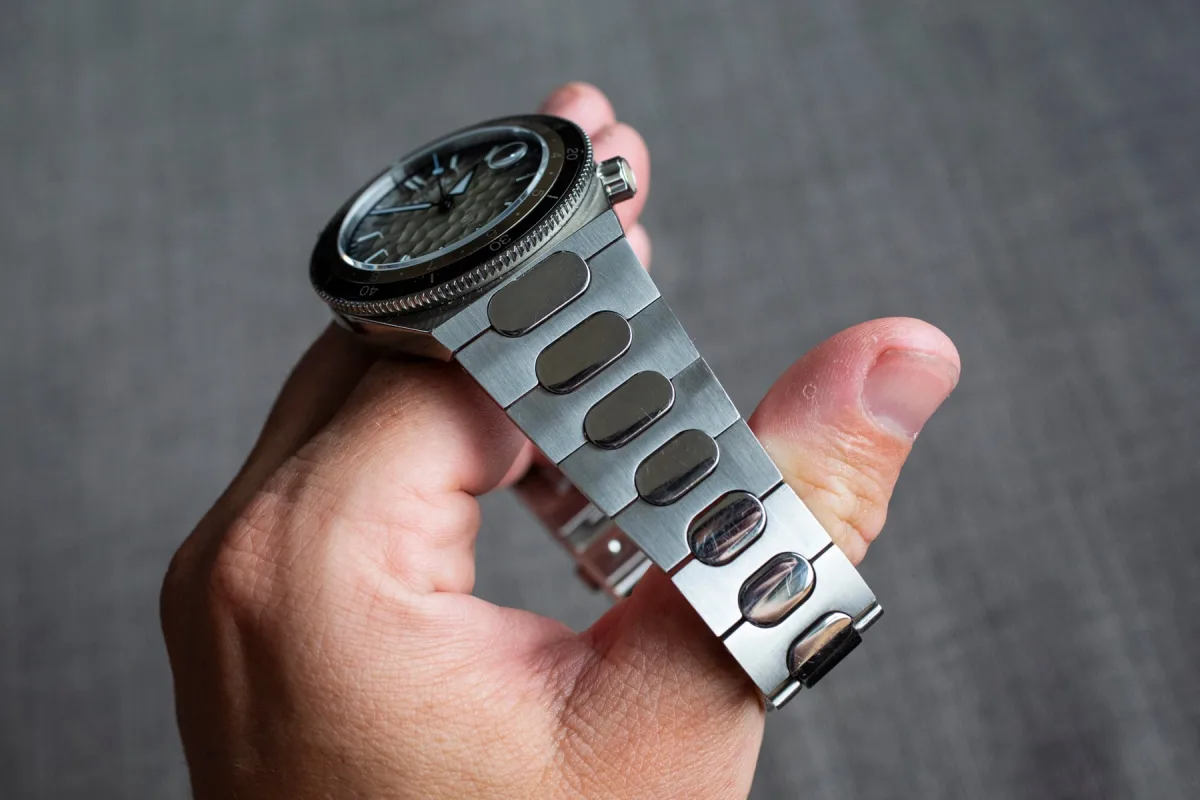 Side view showing Bausele Elemental's protruding bezel