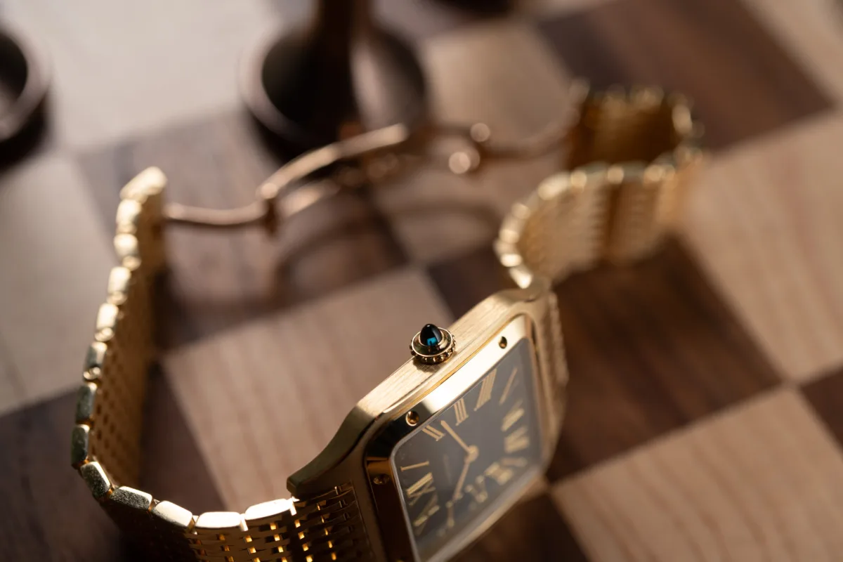 Profile view highlighting the thin case of the Santos-Dumont