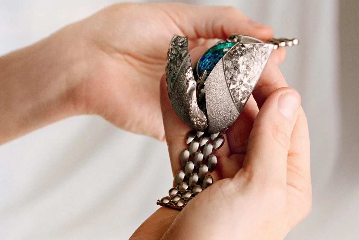Établisseurs Peacock watch resembling a beetle