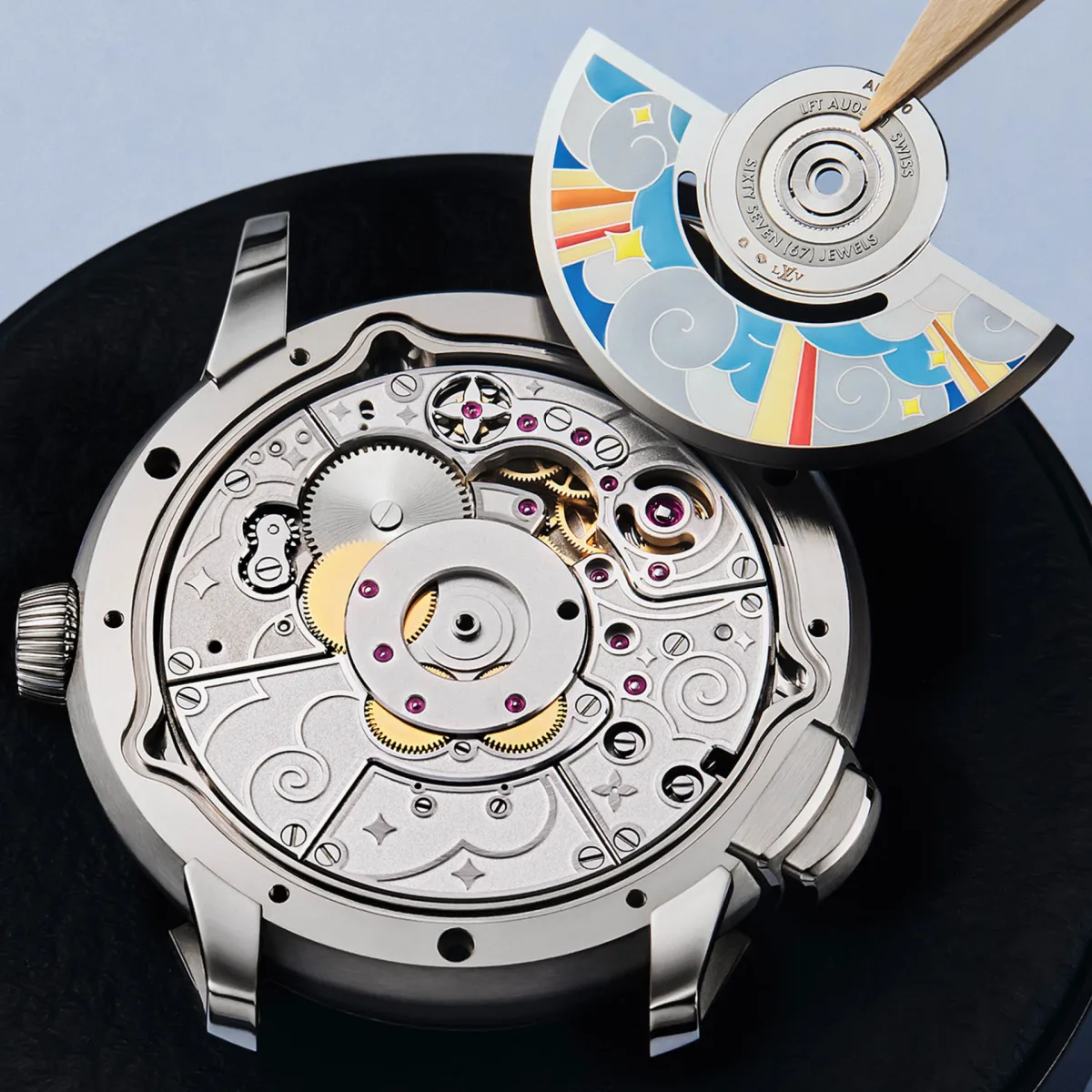 Watch mechanism with decorated white gold rotor