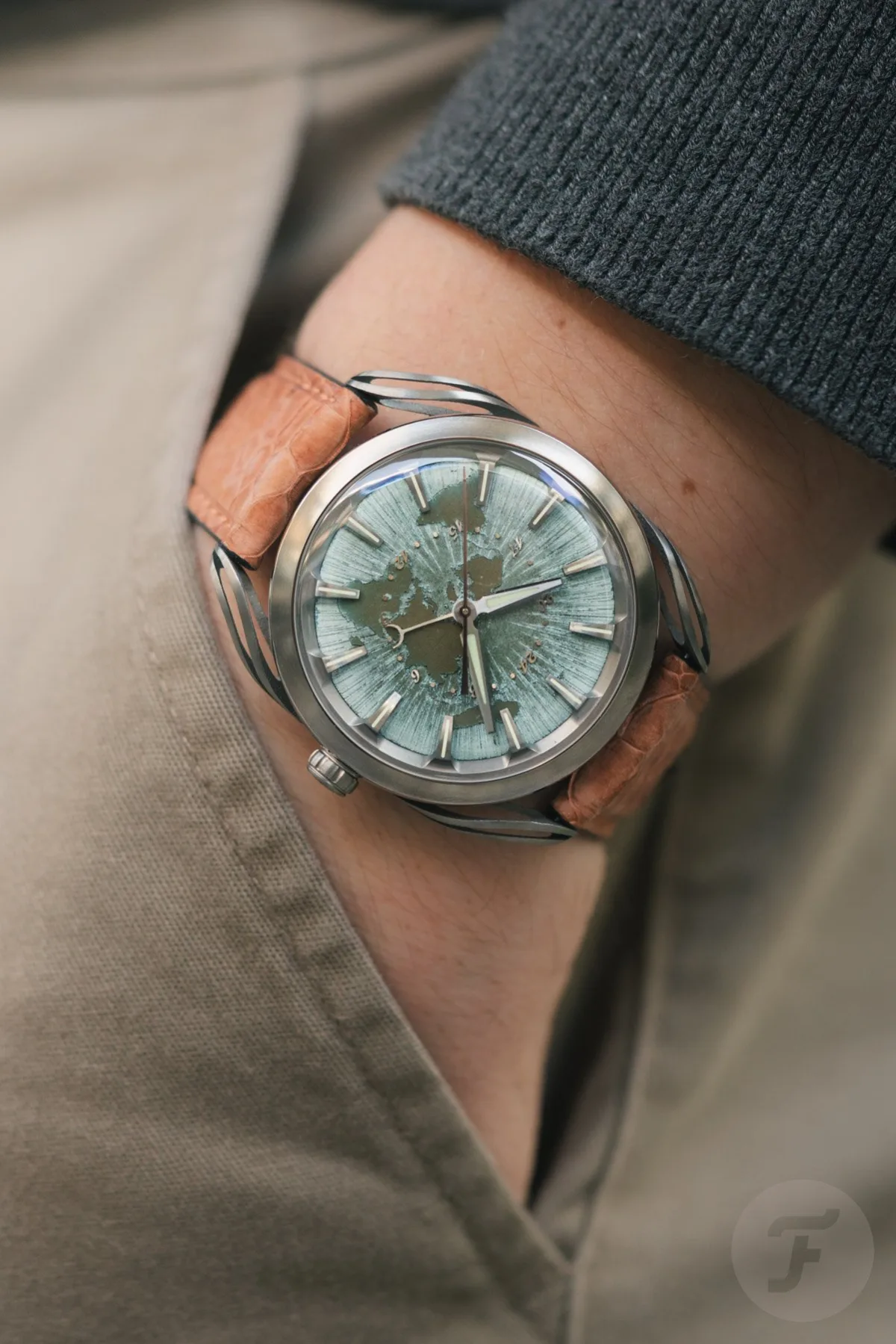 Holthinrichs Lab Series 1.S worn on wrist, highlighting simplicity