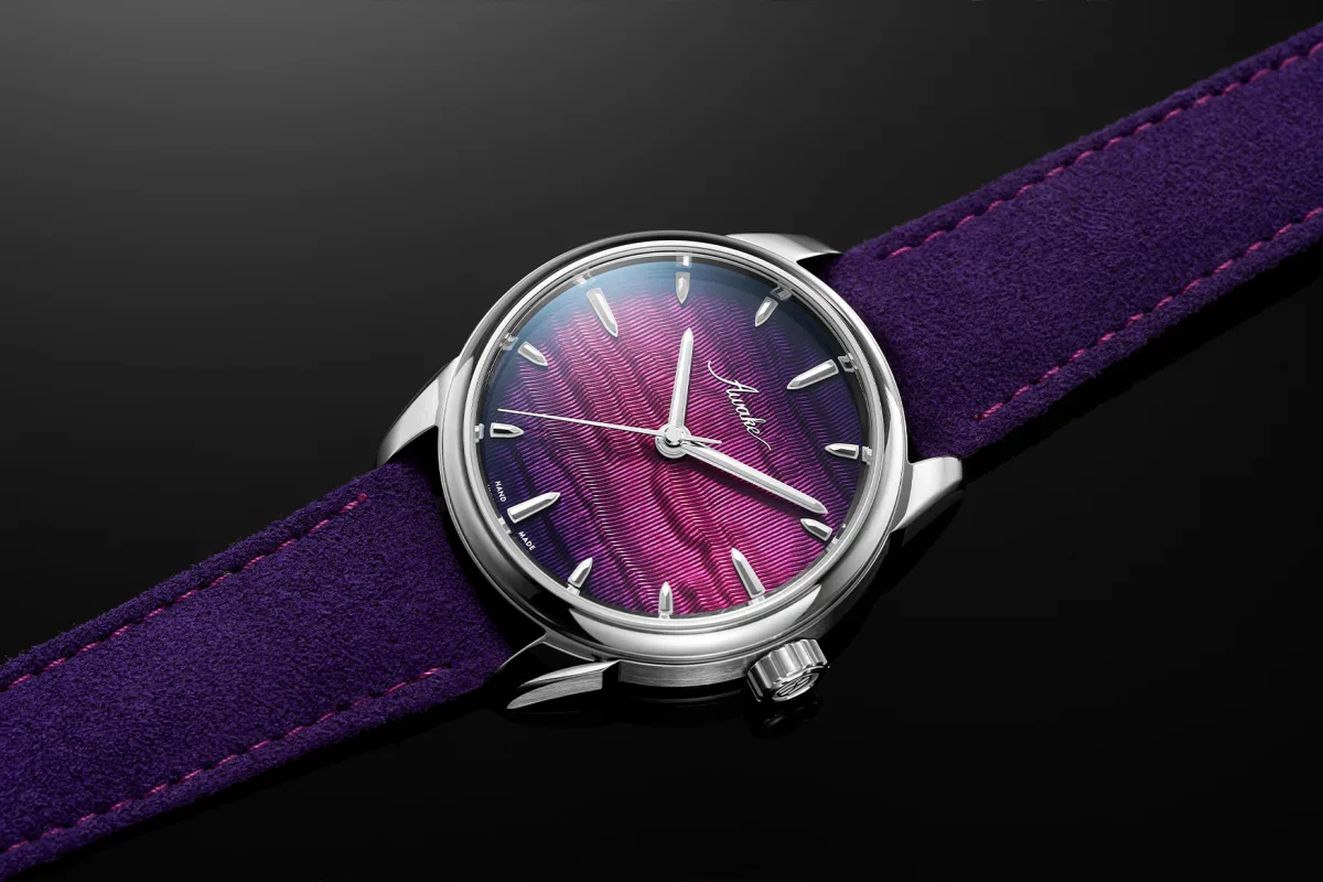 Awake Sơn Mài Guilloché Main dial with hand-applied guilloché pattern