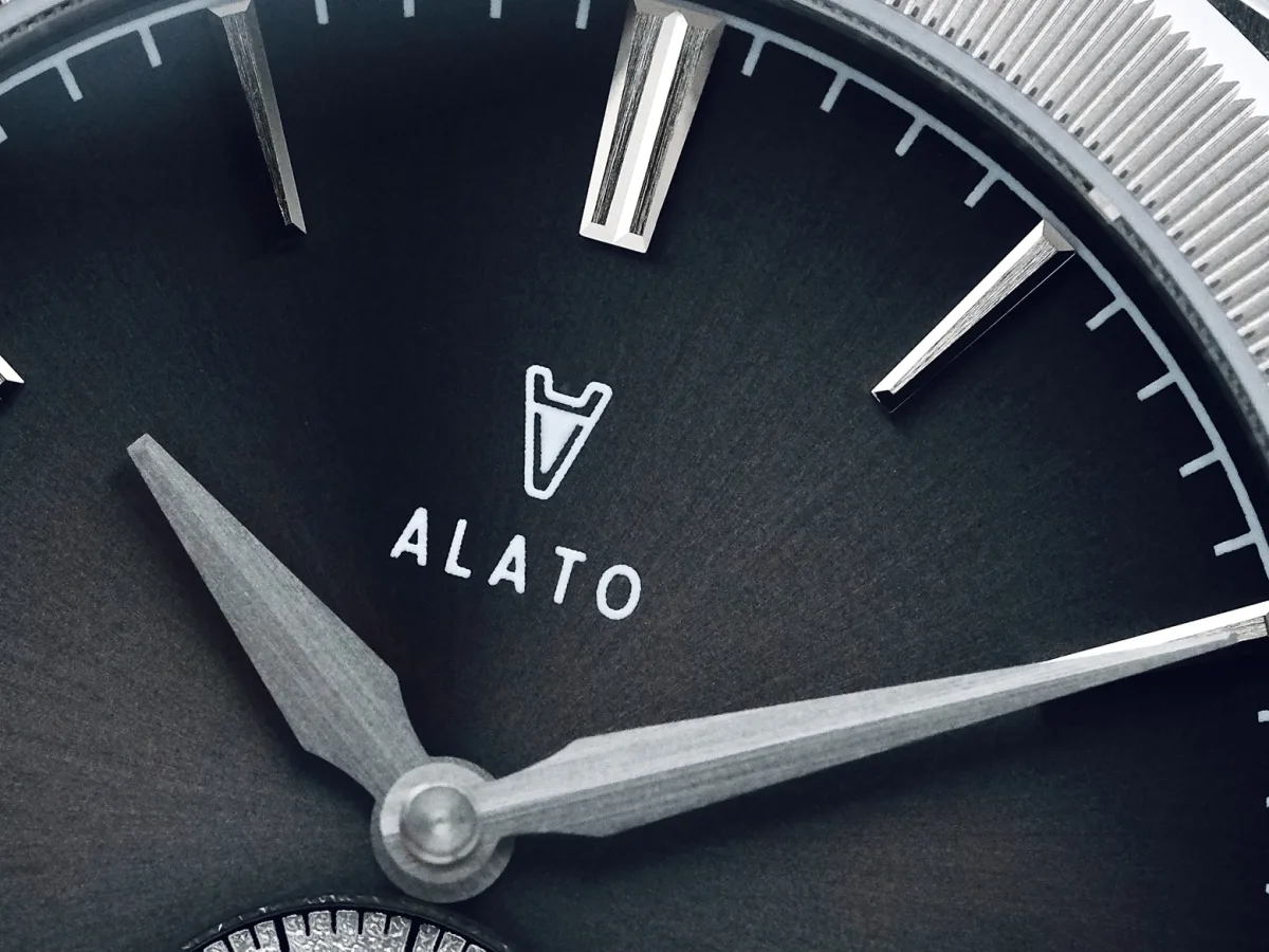 Alato Ögonsten watch with elegant design displayed