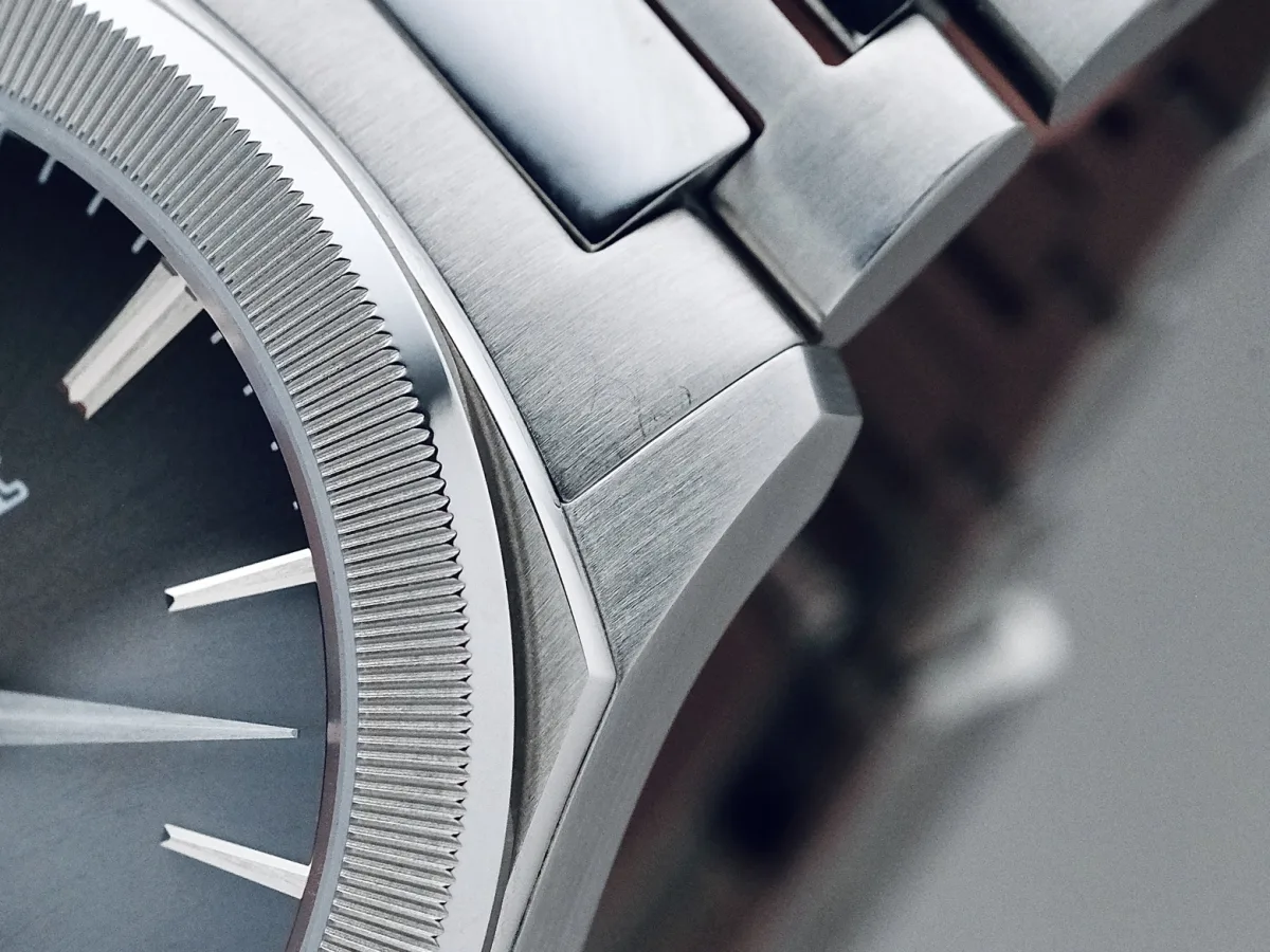 Alato Ögonsten watch on wrist demonstrating its presence