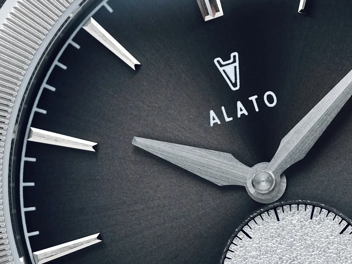 Leaf-shaped hands and hour markers on Alato Ögonsten dial