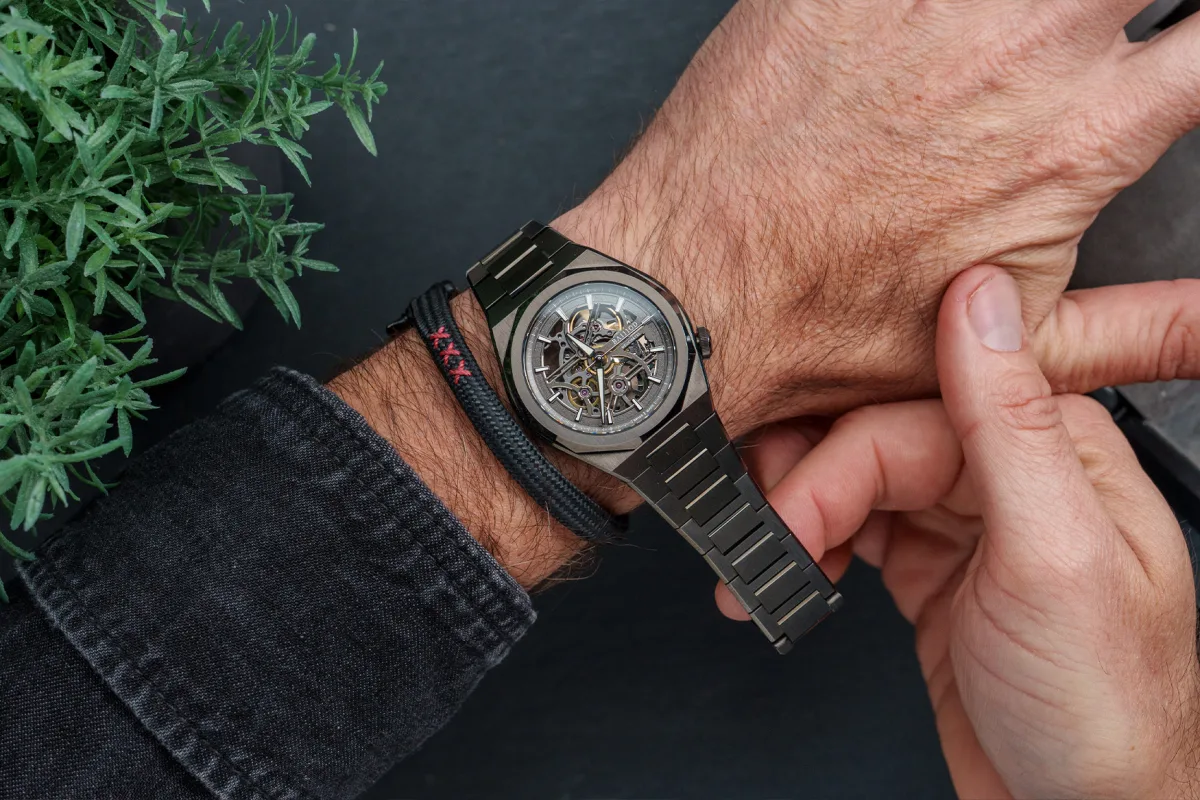 Integrated H-link bracelet of the watch
