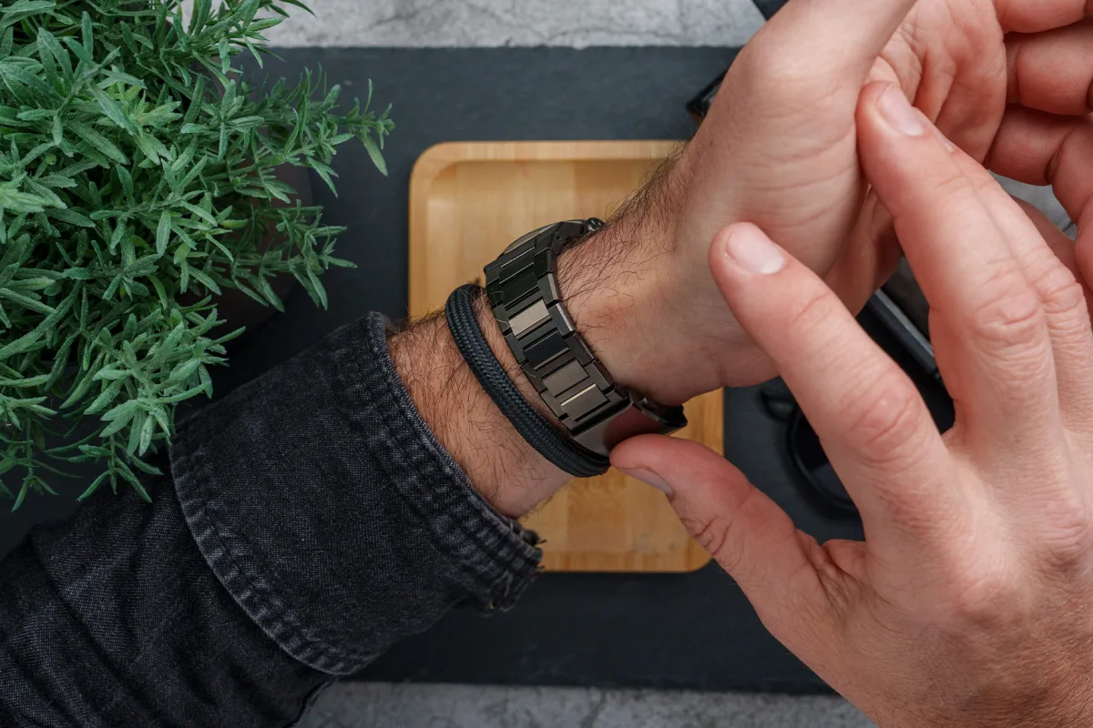 Folding clasp with micro-adjustment