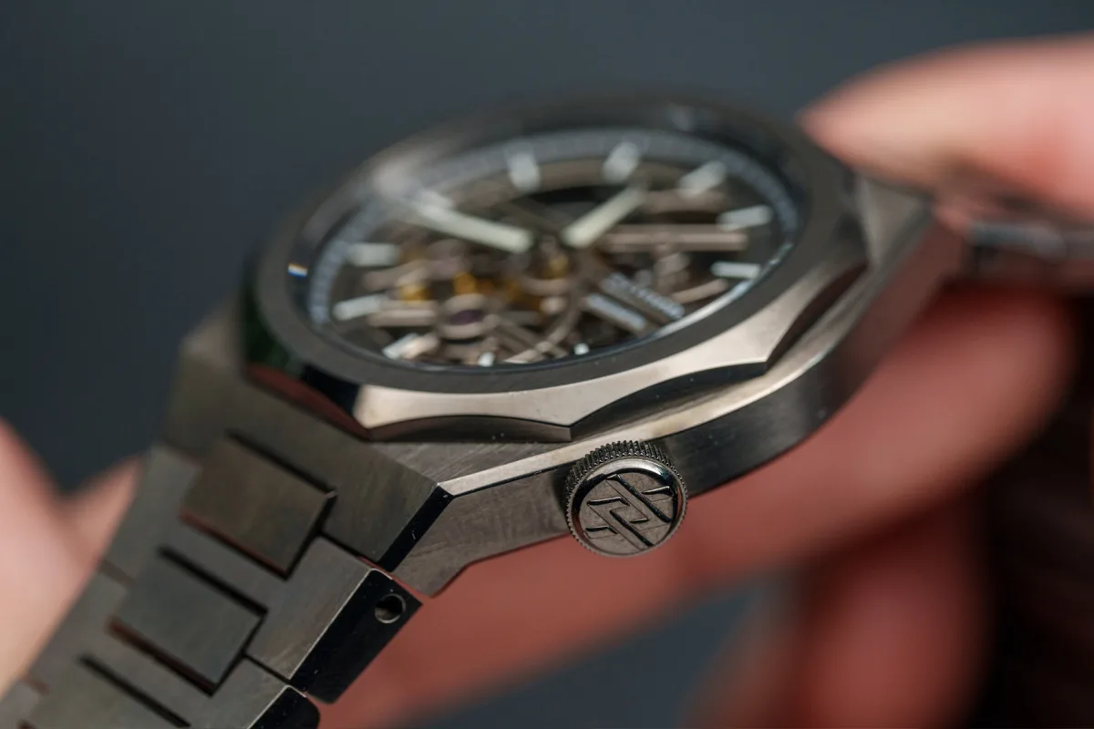 Side view of the BA111OD watch case