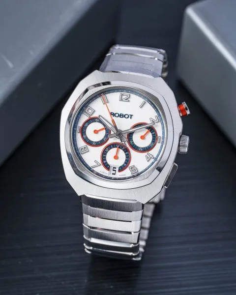 Robot Robotic One movement visible through sapphire caseback