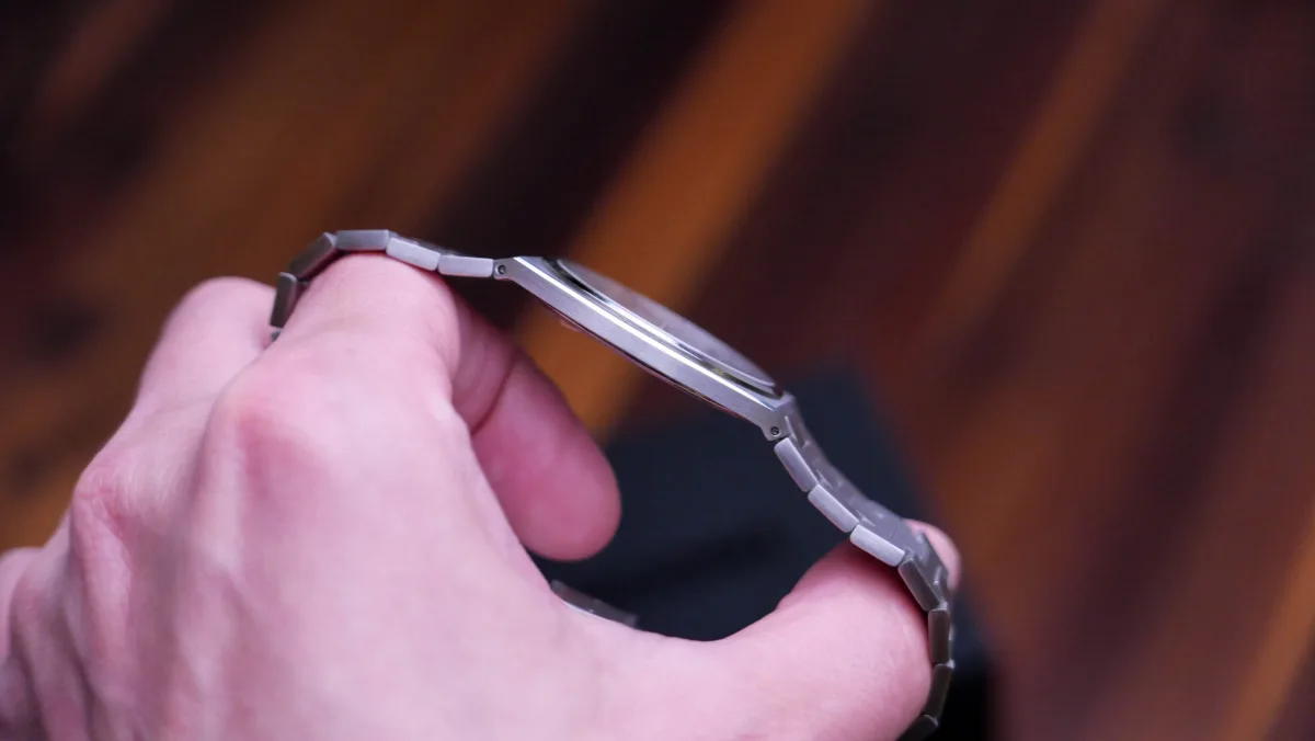 Close-up of Undone Slim bracelet transition