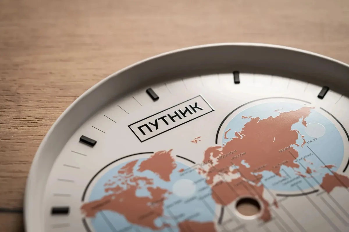 World map on the dial of the 'Traveller' desk clock