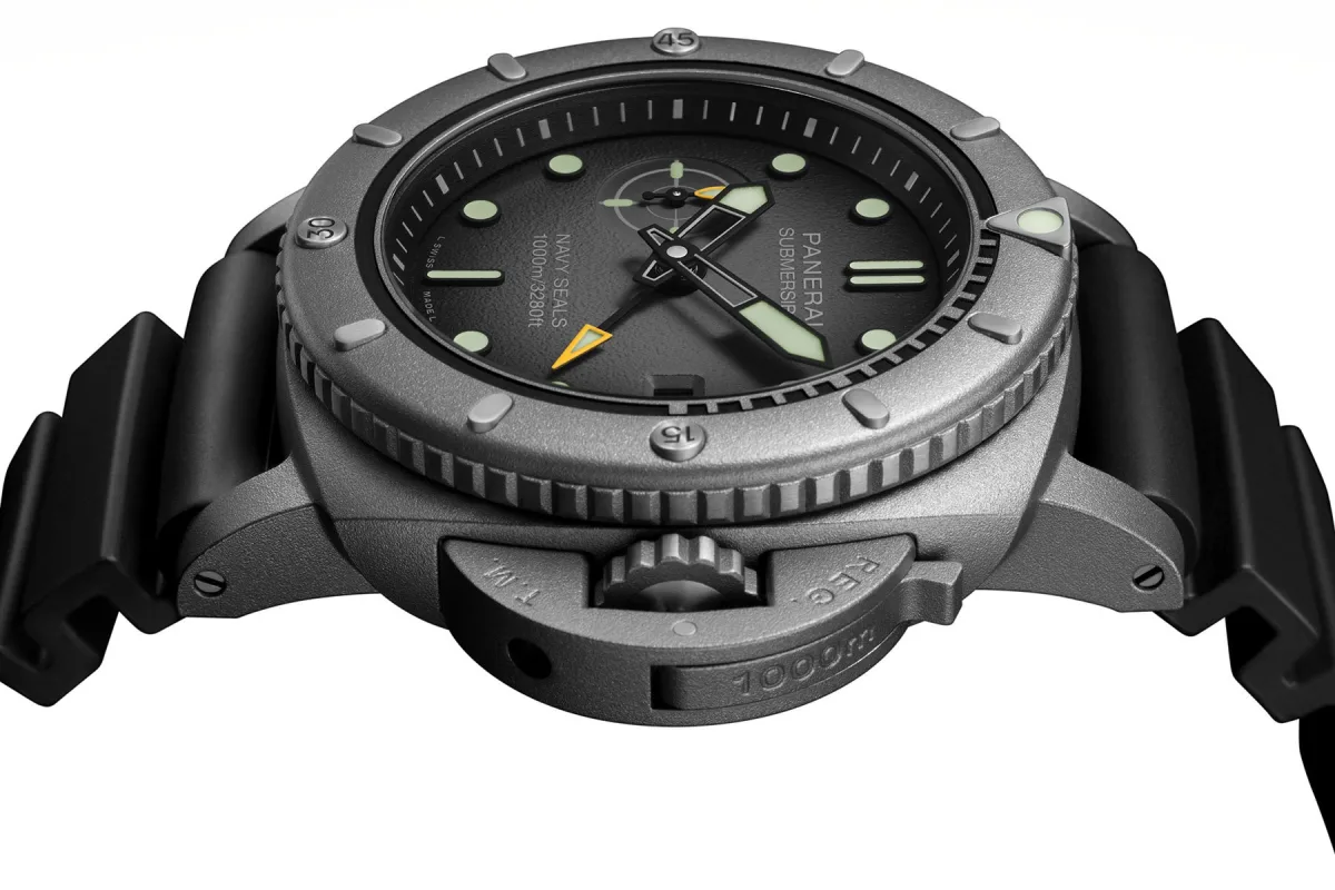 Panerai watch dial with GMT hand