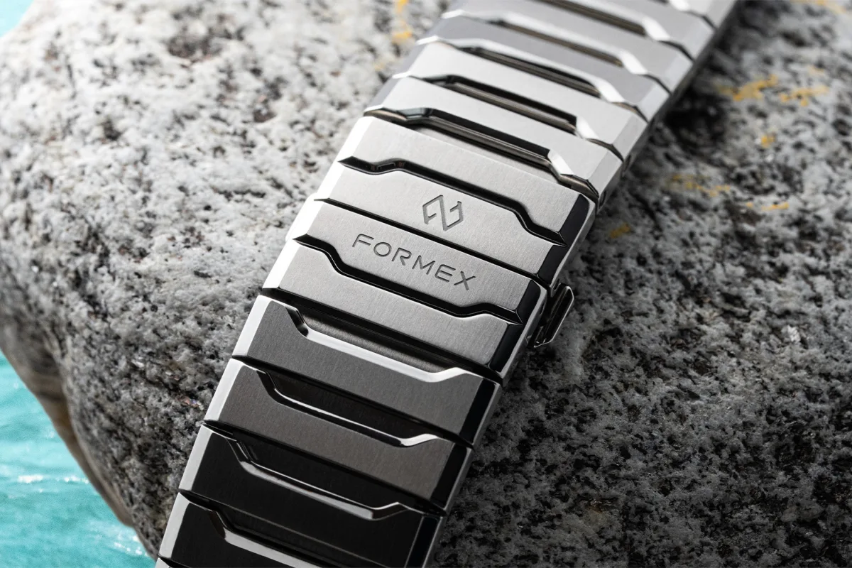 Formex Aria's titanium case and bracelet details