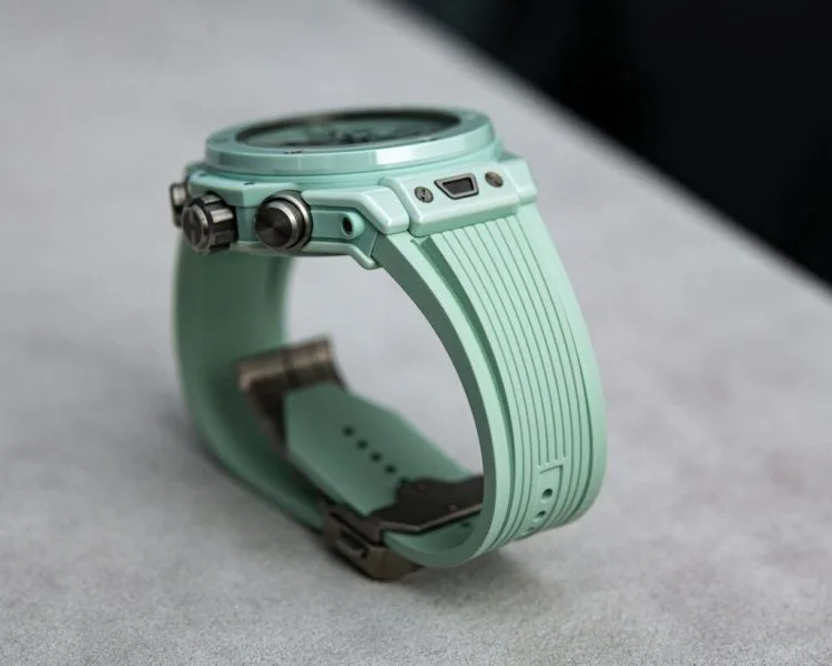 Hublot Big Bang UNICO Mint Green Ceramic Chronograph strap adjustment