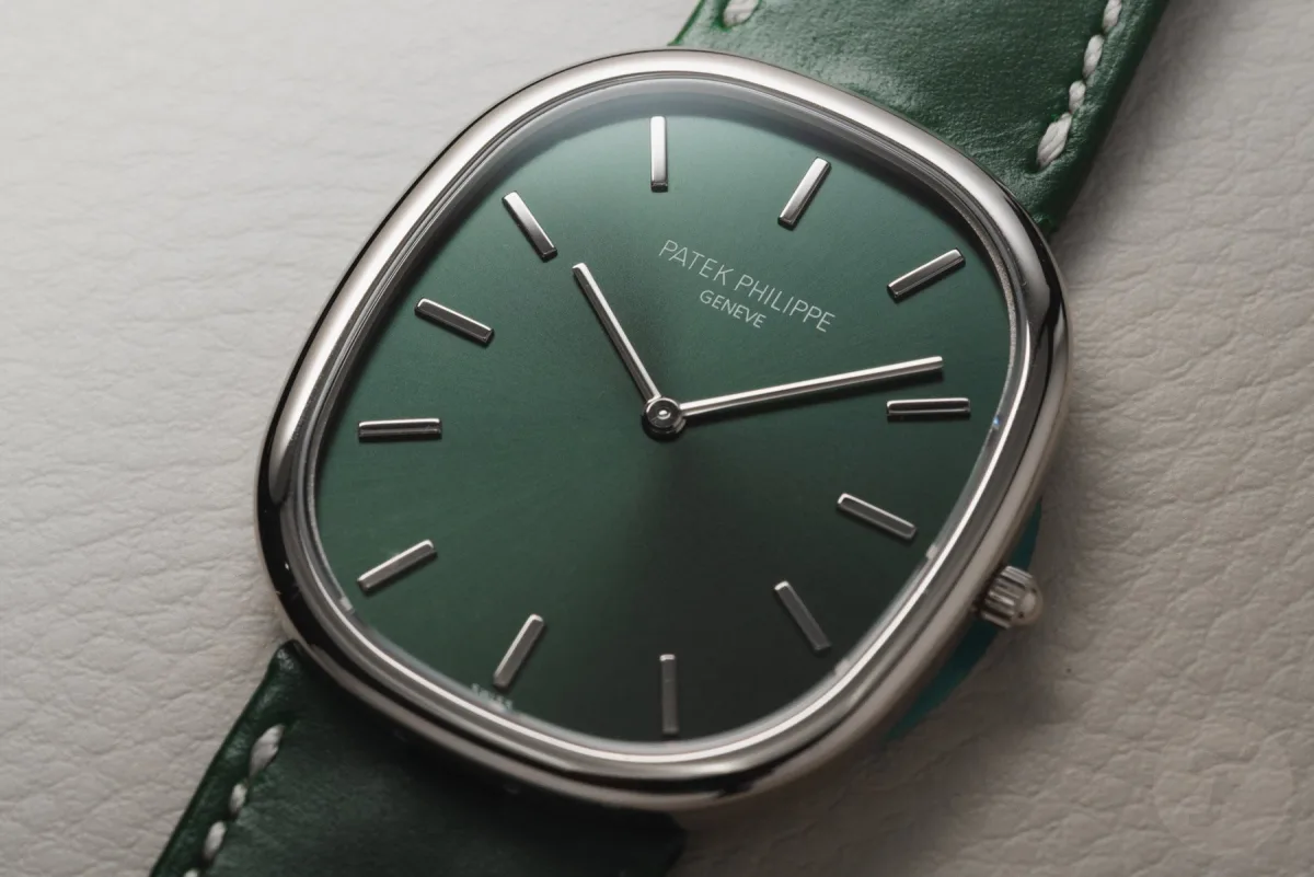 Side view of Patek Philippe Golden Ellipse thin case