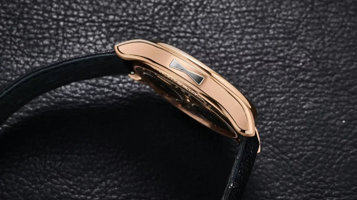 Dovetail element on Simon Brette watch case