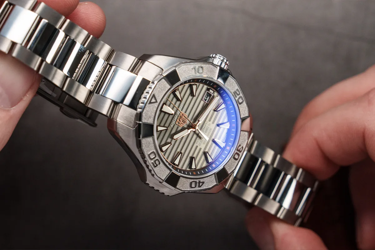 TAG Heuer Aquaracer Professional 200 Solargraph case design