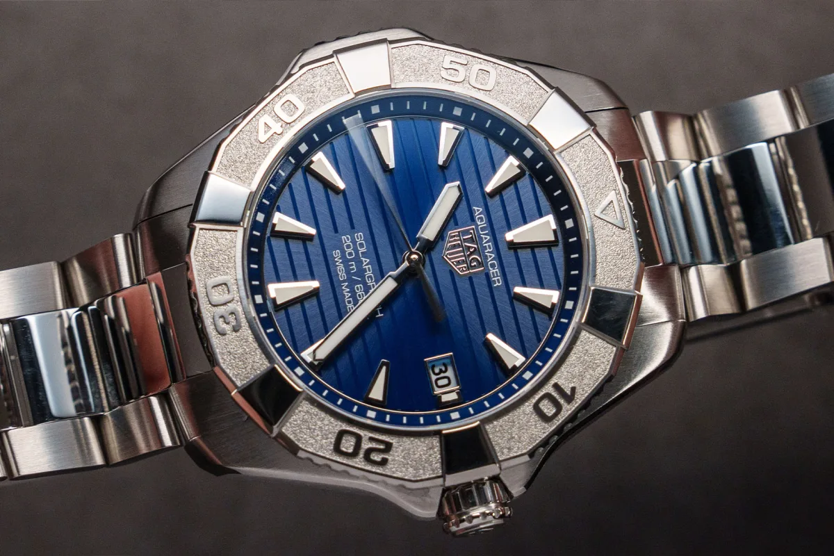 Stainless steel bezel of the Aquaracer Solargraph