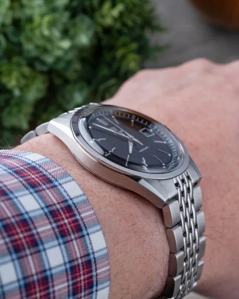 Tissot Visodate flat bezel design detail