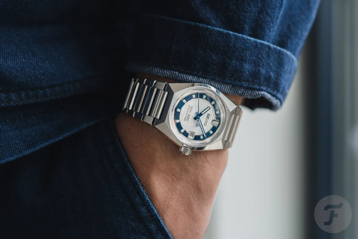 Stripes pattern on bridges and rotor of Seiko 8L45