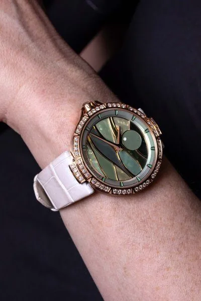 18K rose gold case with diamond bezel and lugs