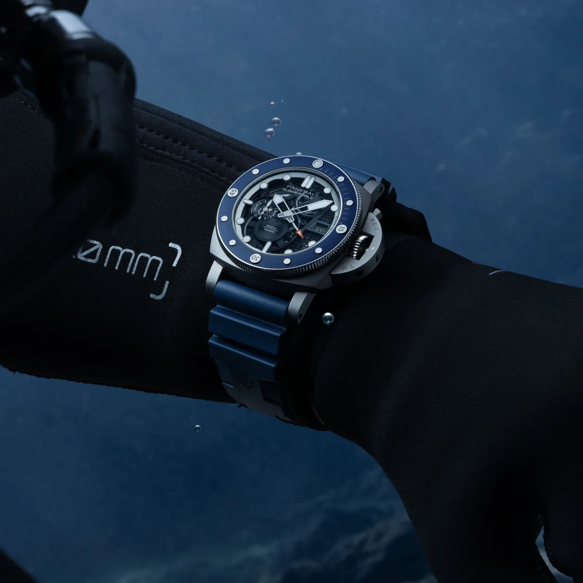 Panerai Submersible GMT PAM01495 frontal view