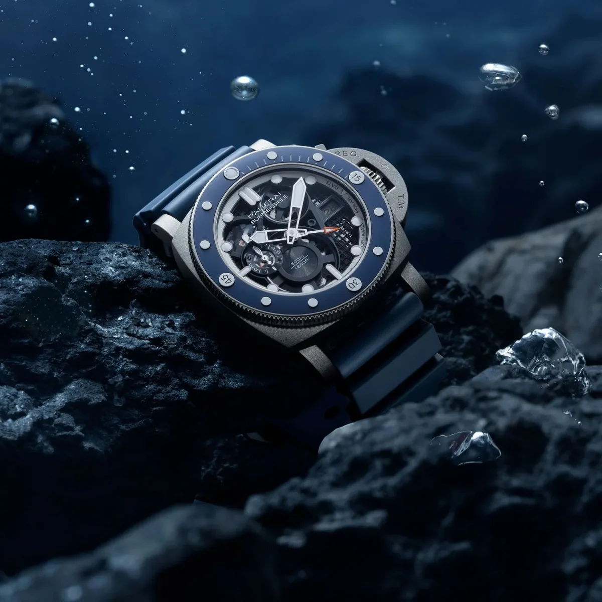 Panerai Submersible GMT PAM01495 lightweight titanium feature