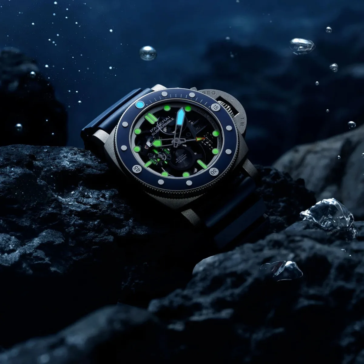 Panerai Submersible GMT PAM01495 dial with mesh structure