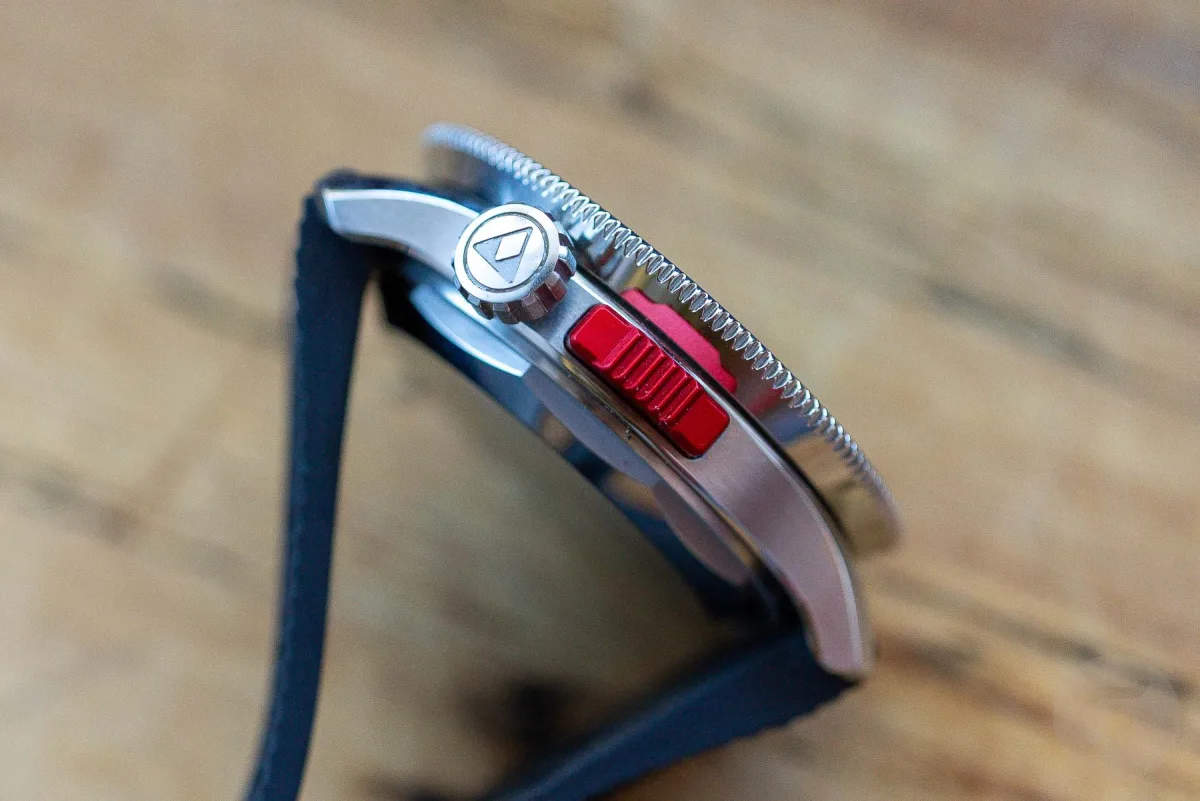 Close-up of Albishorn Marinagraph Paraíba Racing case and bezel