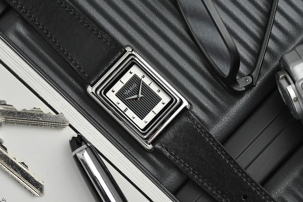 Vario VERSO on black Italian leather strap
