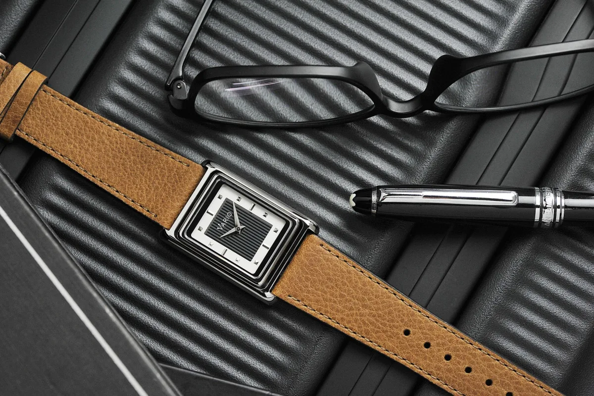 Vario VERSO with optional elastic metal bracelet