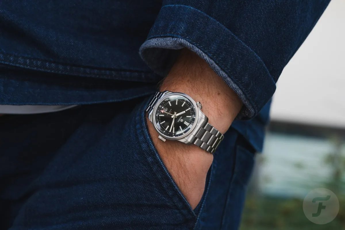Simplified dial of the new Venturer GMT