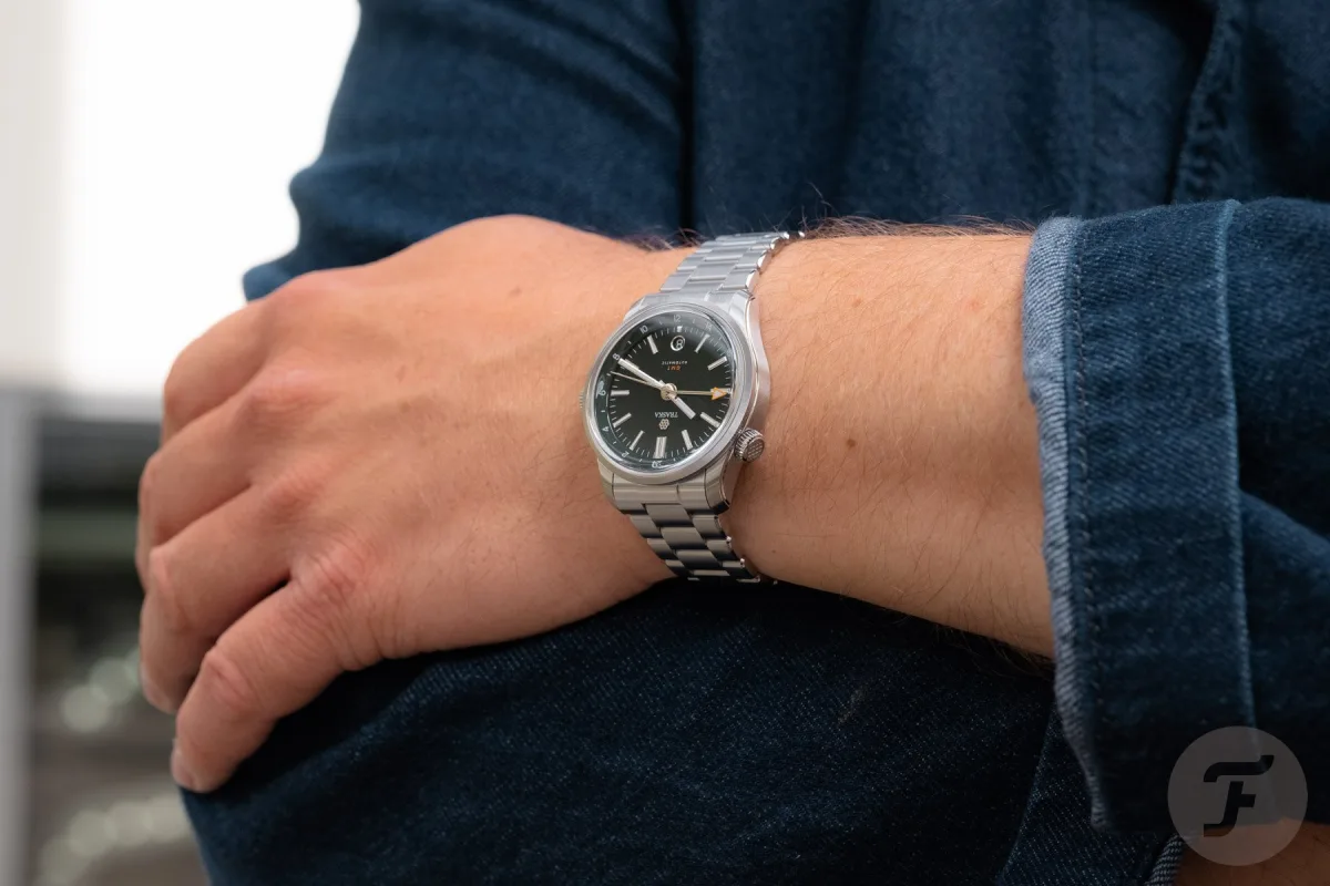 Matte brushed sides of Venturer GMT case