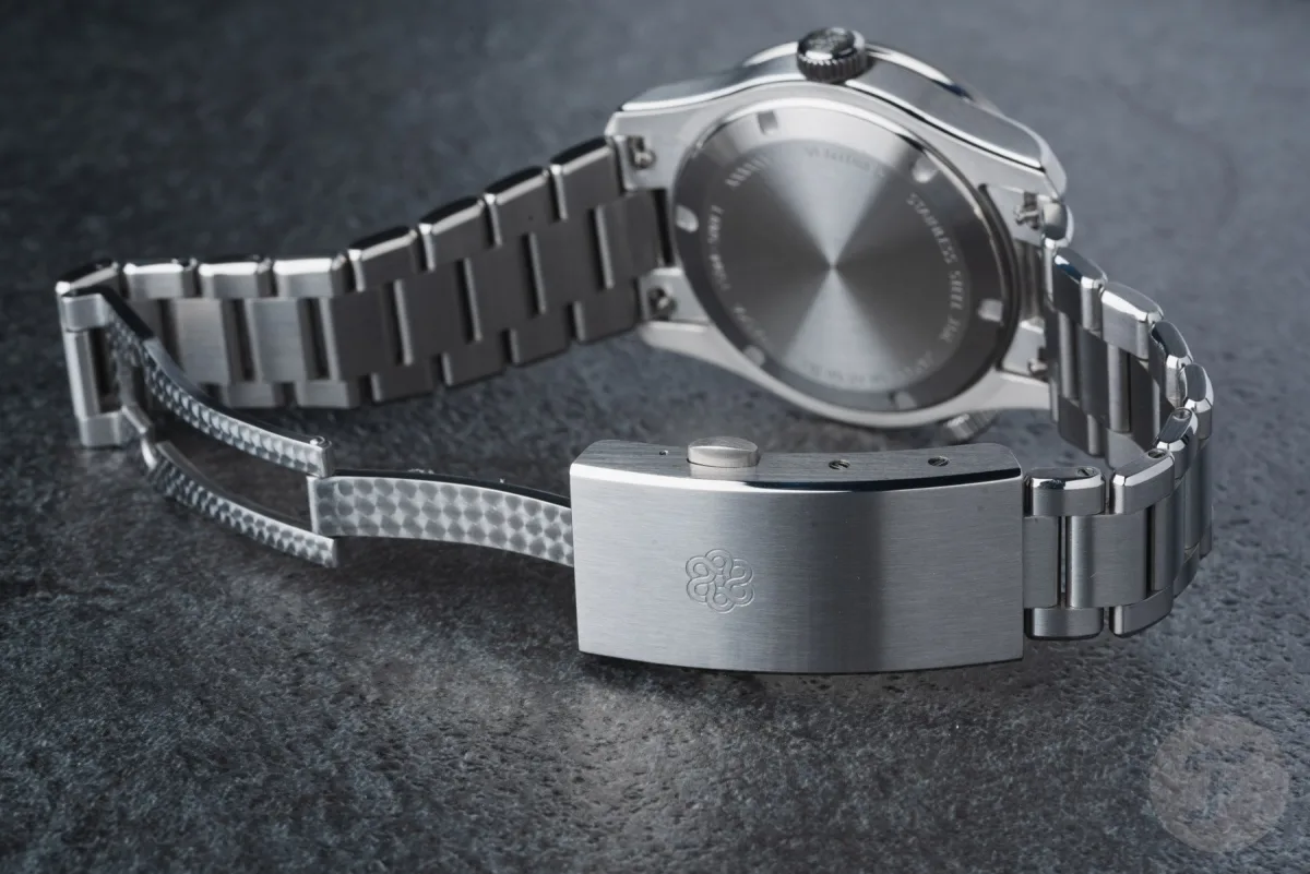 Redesigned case of Venturer GMT
