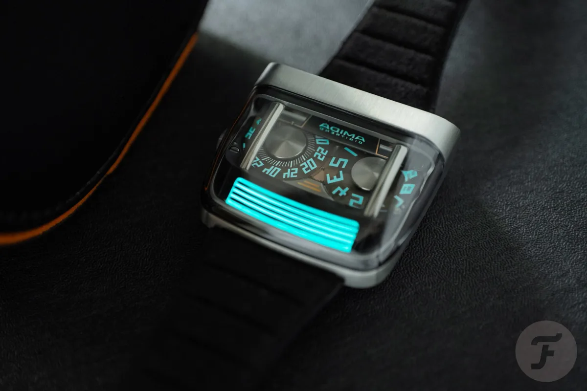 Close-up of Amida Digitrend OSII Black prismatic display