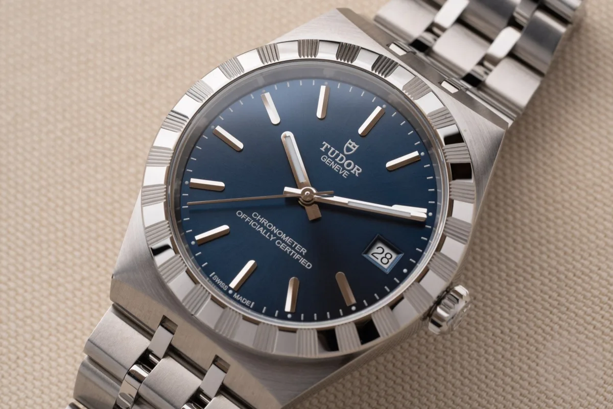 Tudor Royal collection with date and day indicators
