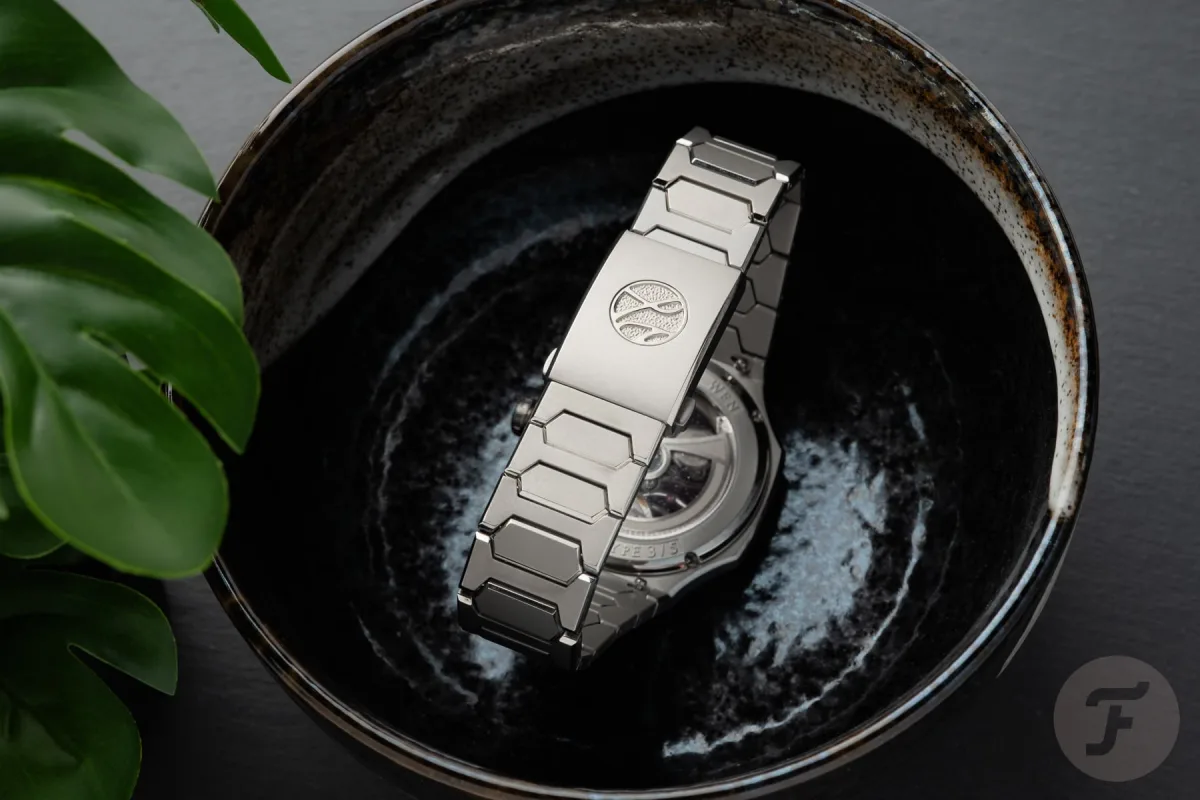 Integrated bracelet and crown details of Perception V3