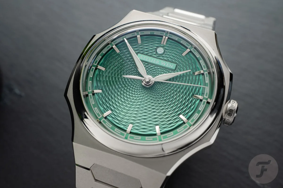 Rhodium-plated hour markers on Perception V3