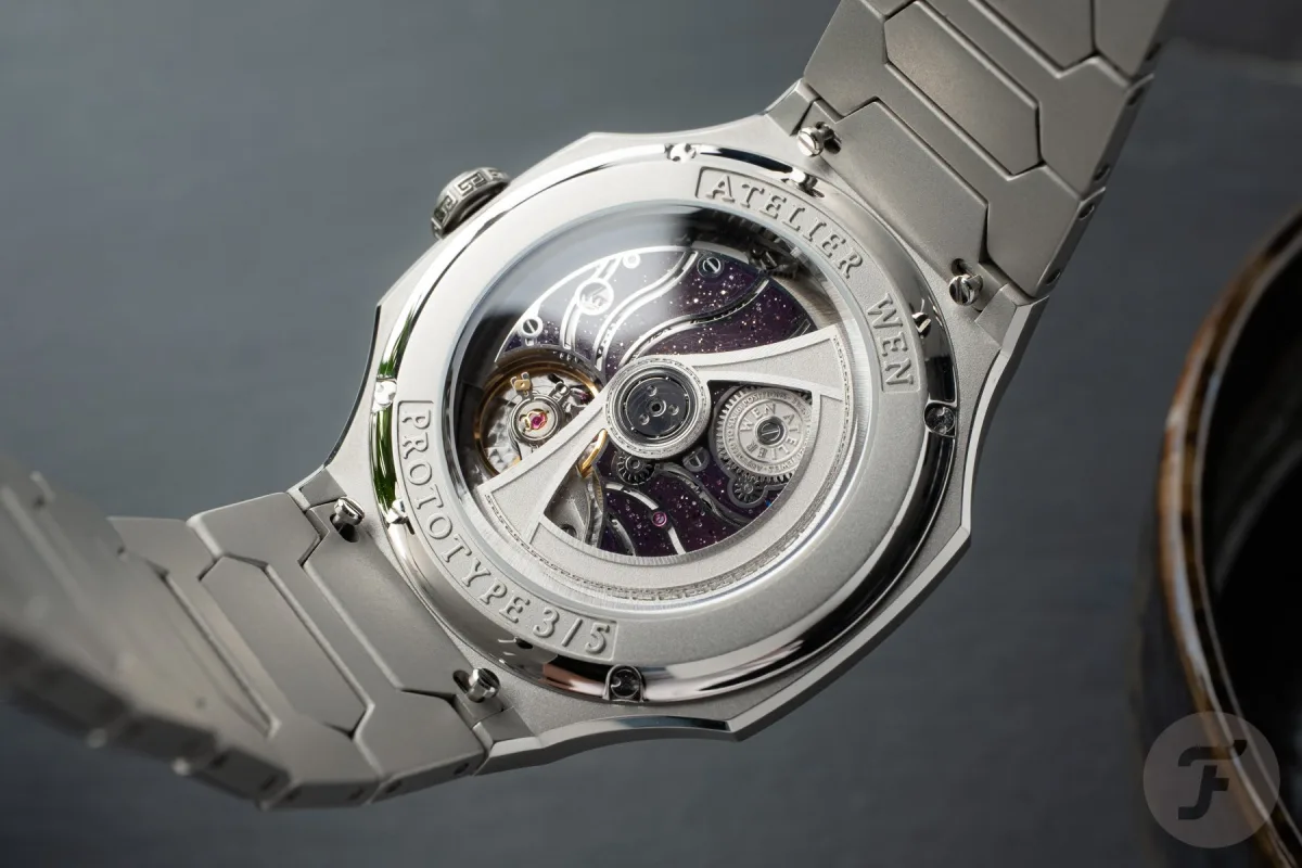 Decorative details on the Perception V3 movement