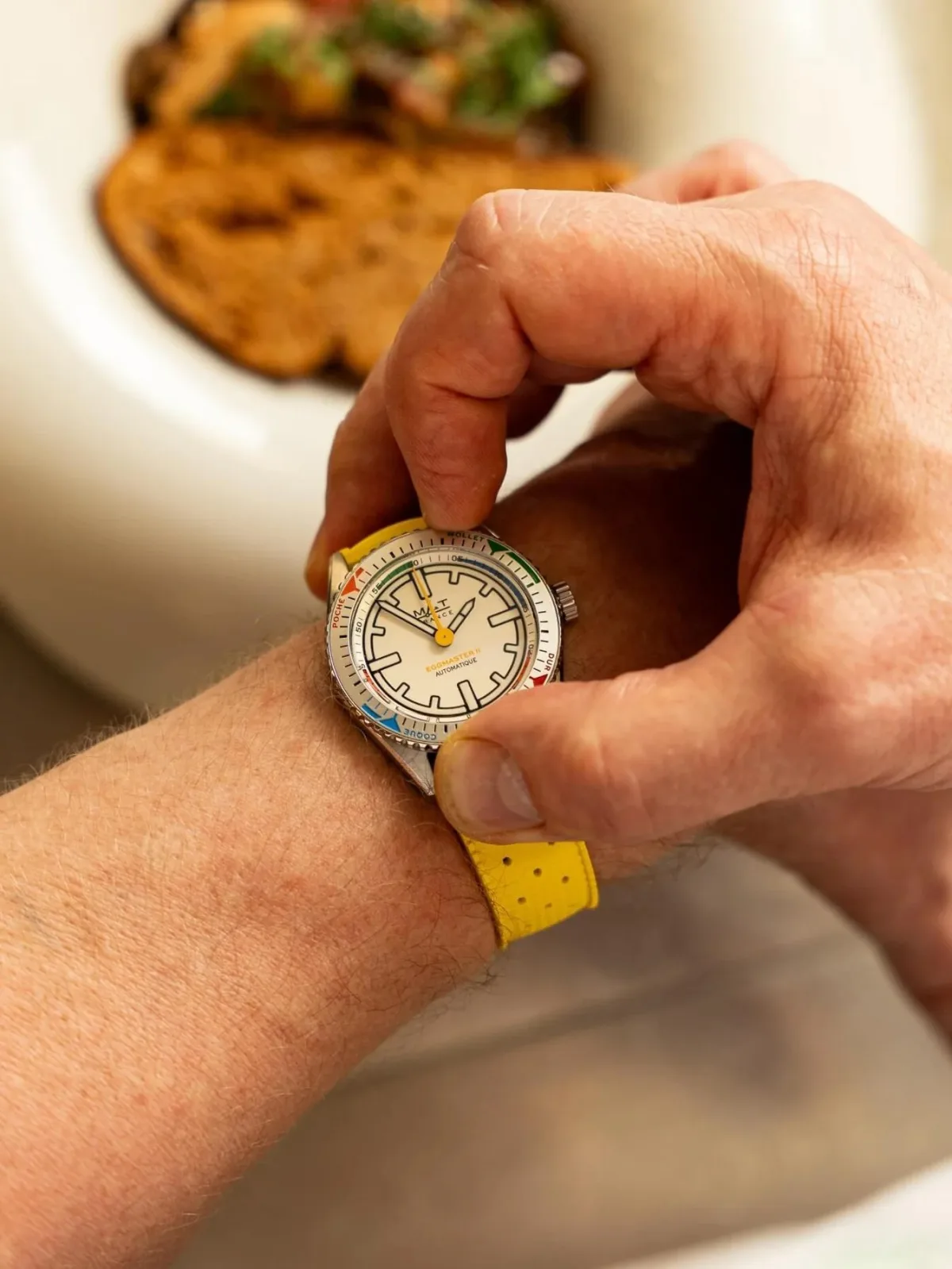Colored markers on the MAT Egg Master II bezel for egg boiling times