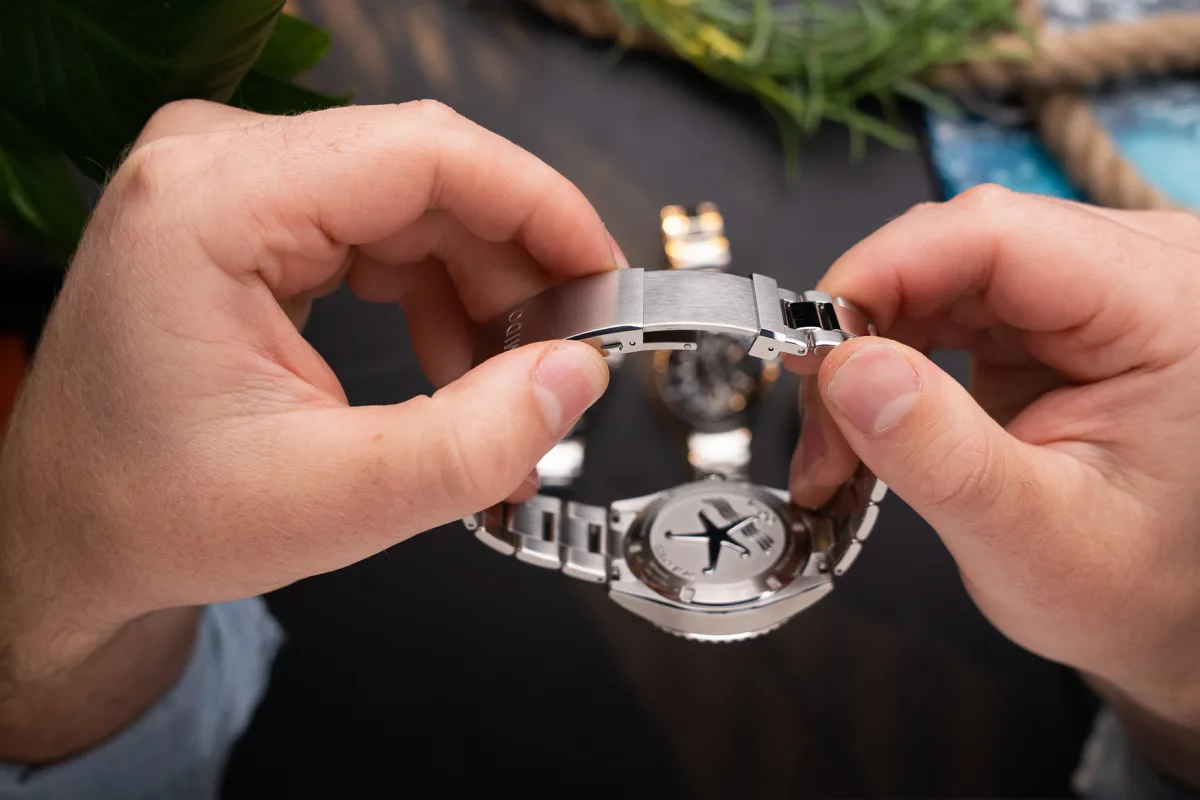 Three-link stainless steel bracelet of the Mido Ocean Star 200